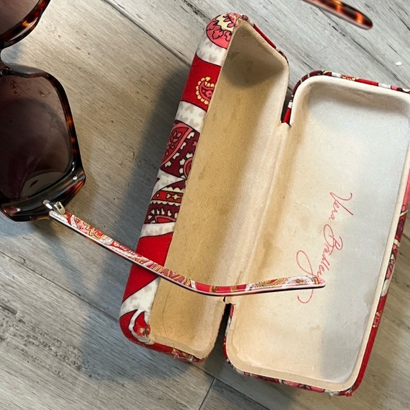 COPY - Vera Bradley Sunglasses - Picture 4 of 4